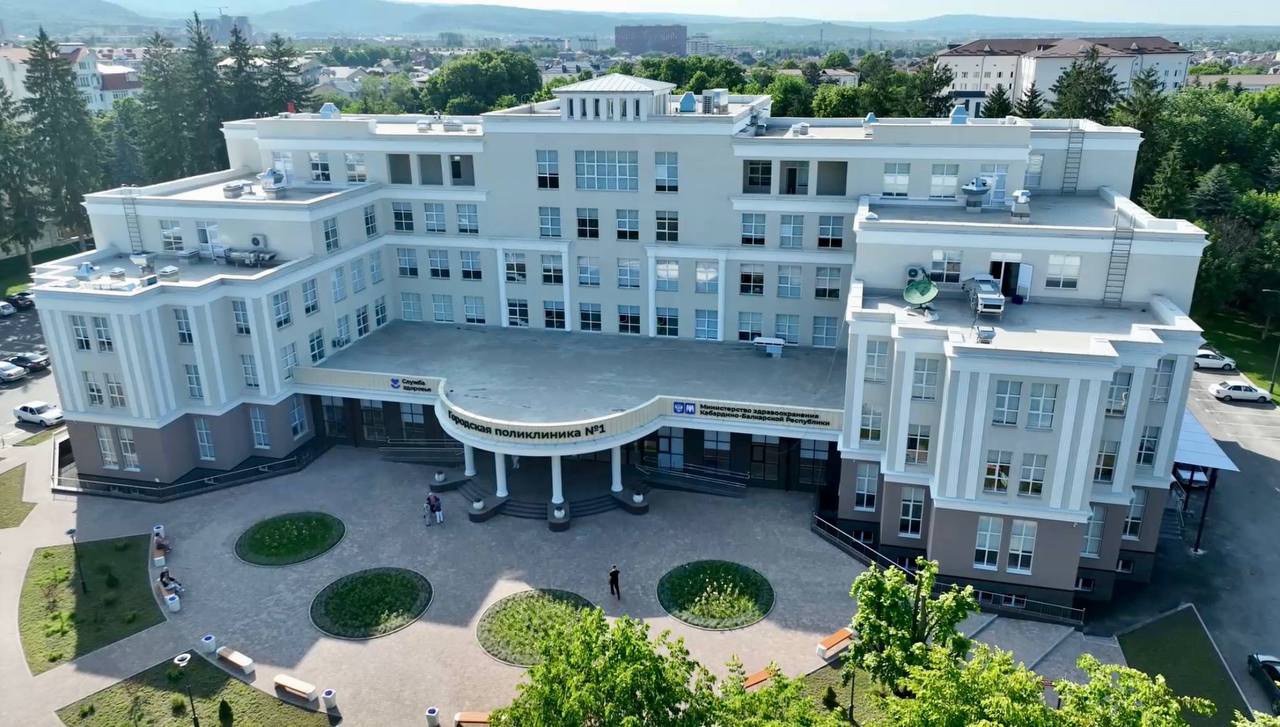Представили сегодня нашему Президенту Владимиру Владимировичу Путину крупнейший на Северном Кавказе объект первичного звена здравоохранения — новую Городскую поликлинику №1 Нальчика мощностью 500 посещений в сутки.