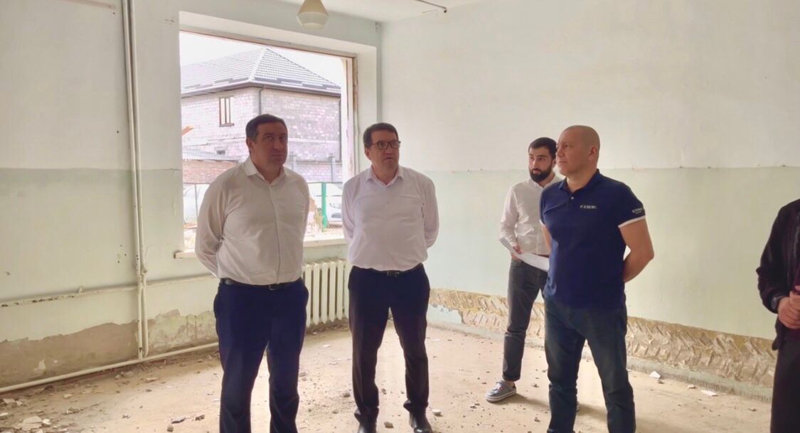 Министр здравоохранения Кабардино-Балкарской Республики Рустам Калибатов посетил амбулаторию в селении Жемтала, где в настоящее время осуществляется капитальный ремонт