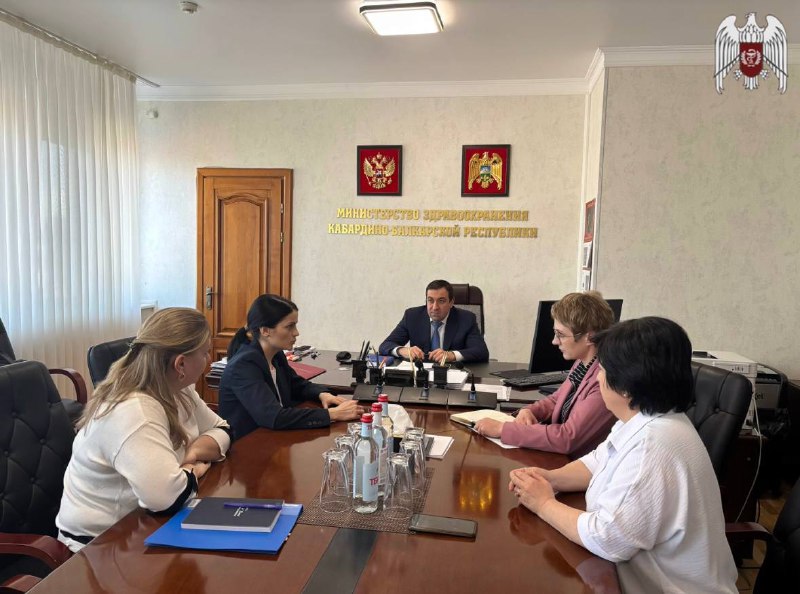 Министр здравоохранения КБР Рустам Калибатов провел встречу с советником отдела по обеспечению деятельности Уполномоченного при Президенте  РФ Евгенией Родниной по правам ребенка, которая находится в Кабардино-Балкарии с рабочим визитом в рамках Всероссий