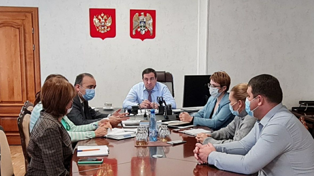 Рустам Калибатов обсудил с главврачами трех госпиталей КБР возможность применения опыта столичных коллег в лечении пациентов с Covid-19 